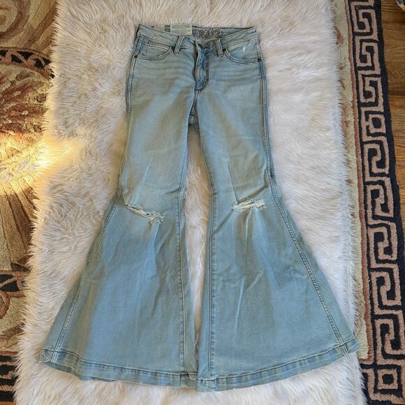 Wrangler Retro flare leg jeans - Picture 2 of 12